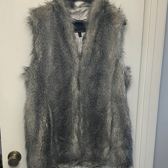 Banana Republic Jackets & Blazers - Banana Republic Gray Faux Fur Vest